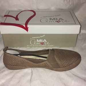 NWT, Mia amore memory foam slip on